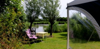 Camping Kleine Weel aan een klein meertje Camping Kleine Weel