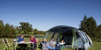 Kamperen met kinderen in een gezinstent van Coleman Kamperen met kinderen in een gezinstent van Coleman