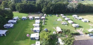 Camping De Hooiberg dicht tegen de dorpskern van Castricum Camping de hooiberg
