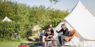 Kamperen en logeren op een kleine en kleurrijke camping tussen de houtwallen Kamperen en logeren op een kleine en kleurrijke camping tussen de houtwallen