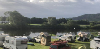 Camping am Bootshaus bij het gezellige dorp Beverungen Camping am Bootshaus bij het gezellige dorp Beverungen