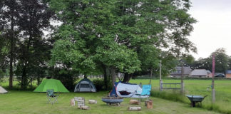 Woodstock Mini Camping hier heerst een relaxte sfeer In Klarenbeek, een dorpje op de Veluwe, ligt tussen de weilanden minicamping Woodstock. Hier heerst een relaxte sfeer