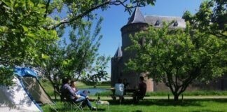 Kamperen in de boomgaard van Rijksmuseum Muiderslot Kamperen in de boomgaard van Rijksmuseum Muiderslot