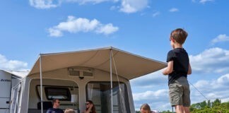 Opblaasbare voortent voor het komende kampeerseizoen Opblaasbare voortent voor het komende kampeerseizoen