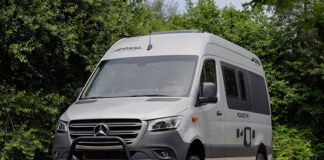 Lang dwarsbed in 4×4-buscamper Pössl RoadstarX Lang dwarsbed in 4x4-buscamper Pössl RoadstarX